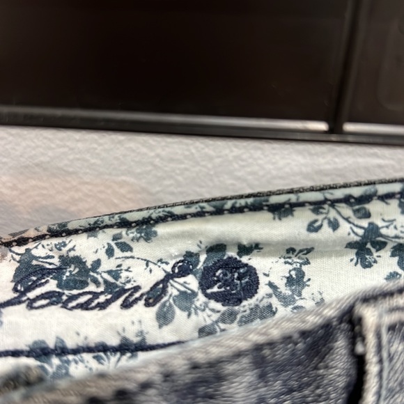 Adorable denim guess skirt with flowery ruffles on bottom - Picture 6 of 7